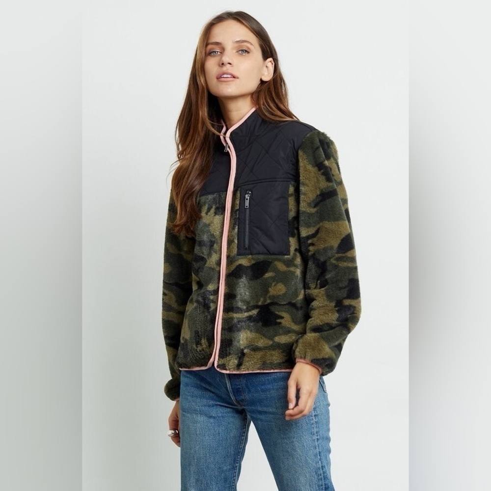 Rails Wesley Camo Quilted Fleece Women’s XL NWT 225$